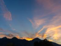 Leuchtende Wolkenfetzen dicht über der Aschauer Bergkette